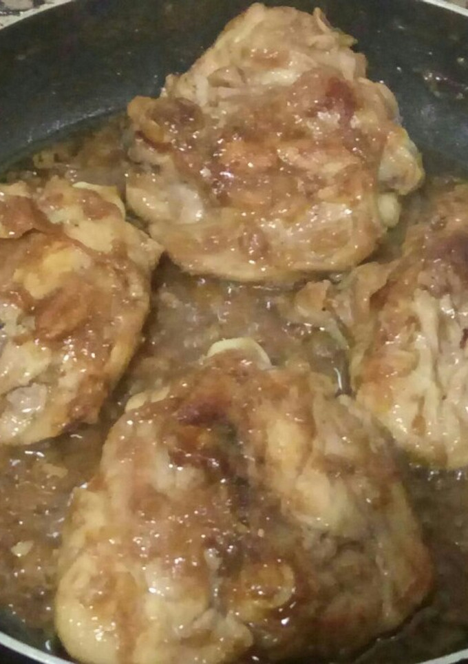 Una foto de Contramuslos de pollo encebollados