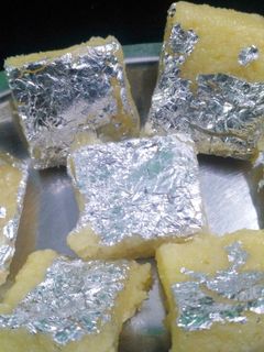 दूध की बर्फी (Doodh ki barfi recipe in hindi) रेसिपी मुख्य फोटो