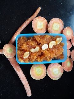 गाजर हलवा (gajar halwa recipe in marathi) रेसिपी चे मुख्य फोटो