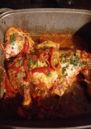 Una foto de Pollo rojo con papas al horno