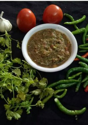 A picture of Tomato coriander leaves chutney.