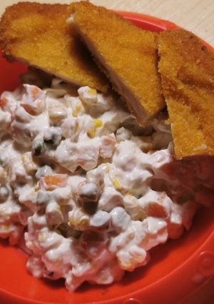 Franciasaláta rántott hússal recept fotója