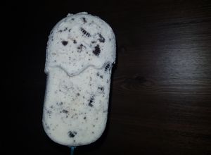 Una foto de Helado de Crema y Oreo en palitos 💣