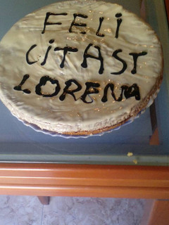 Una foto de Bizcocho de chocolate y chocolate blanca