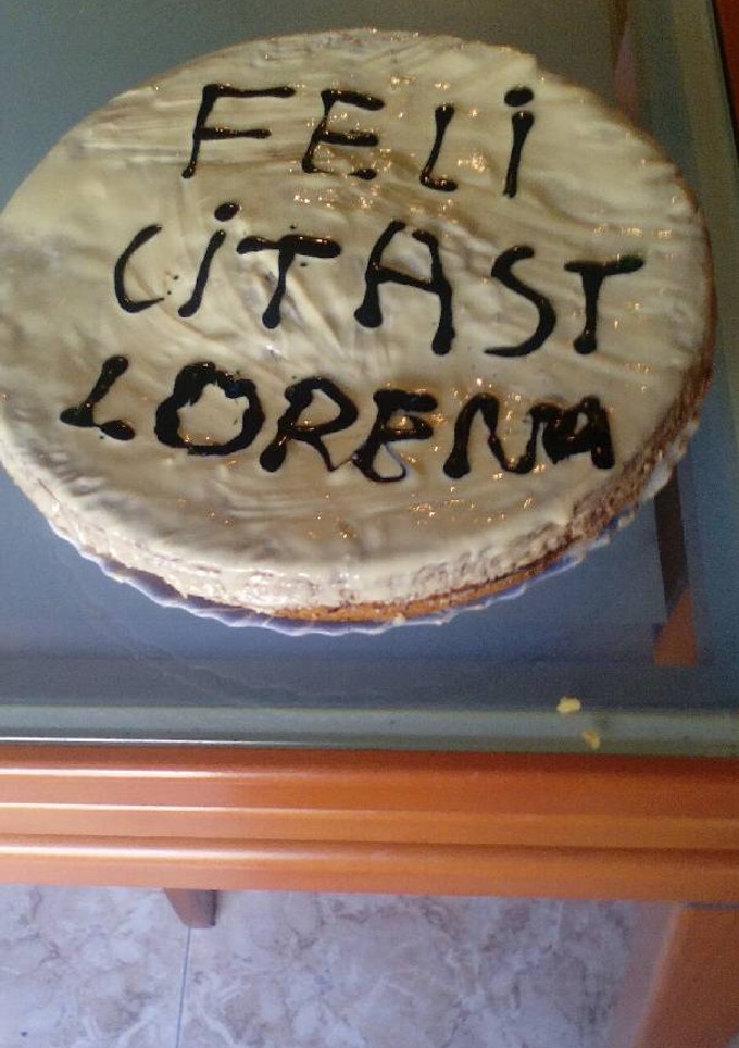 Una foto de Bizcocho de chocolate y chocolate blanca