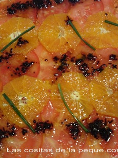 Una foto de Carpaccio de tomate y naranja con vinagreta de ajo negro