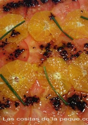 Foto principal de Carpaccio de tomate y naranja con vinagreta de ajo negro