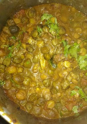 A picture of Green matar  ghoogni.