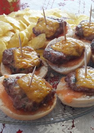 Una foto de Mini hamburguesas con cebollino y eneldo