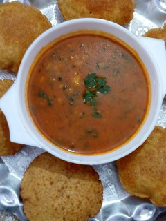 बेड़मी पूरी और आलू की सब्जी (Bedmi Puri aur aloo ki sabzi recipe in Hindi) रेसिपी मुख्य फोटो