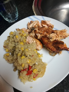 Una foto de Salmón al curry con quinoa y verduras