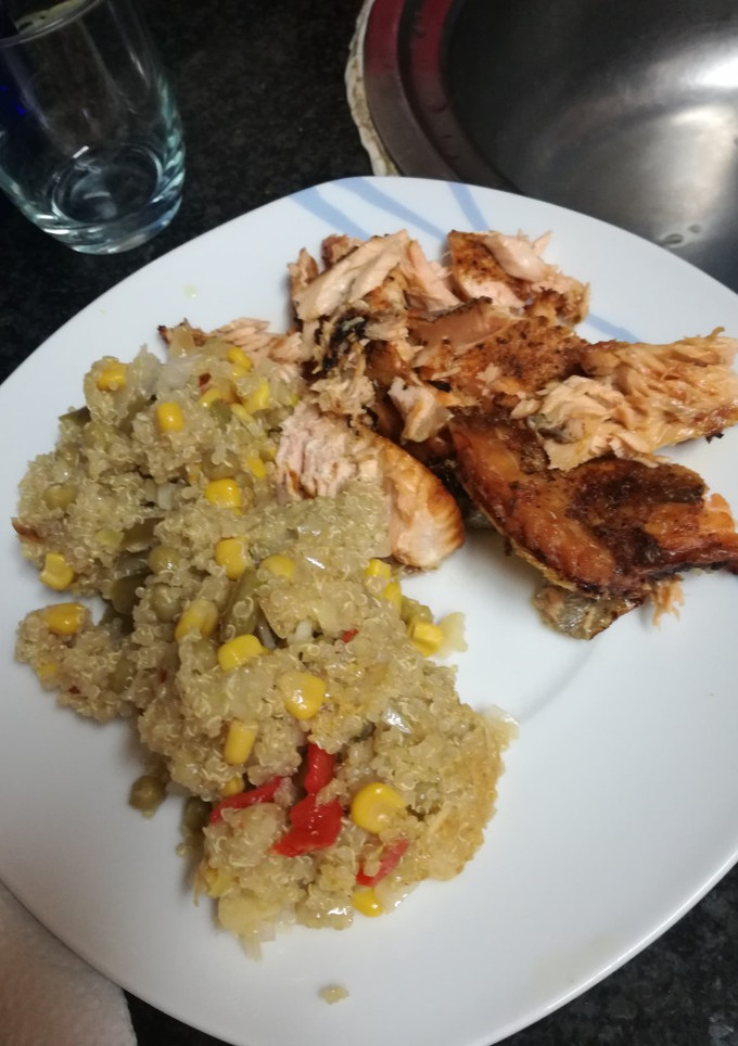 Una foto de Salmón al curry con quinoa y verduras