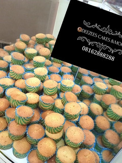 A picture of 100 PCs vanilla cup cakes.