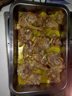 Una foto de Chuletitas de lechal al horno con patatas panaderas