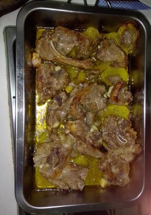Una foto de Chuletitas de lechal al horno con patatas panaderas
