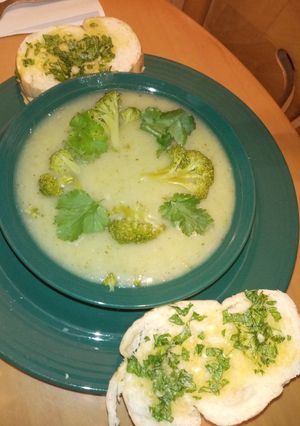 Una foto de Crema de papa con brócoli 🥔🥦