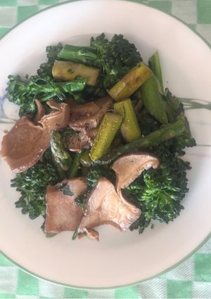 Hình của món Bông cải xào nấm(stir-fried Baby Broccoli with mushrooms).