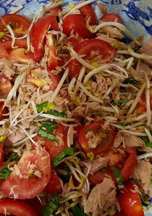 Una foto de Ensalada con brotes, tomates y atún 
