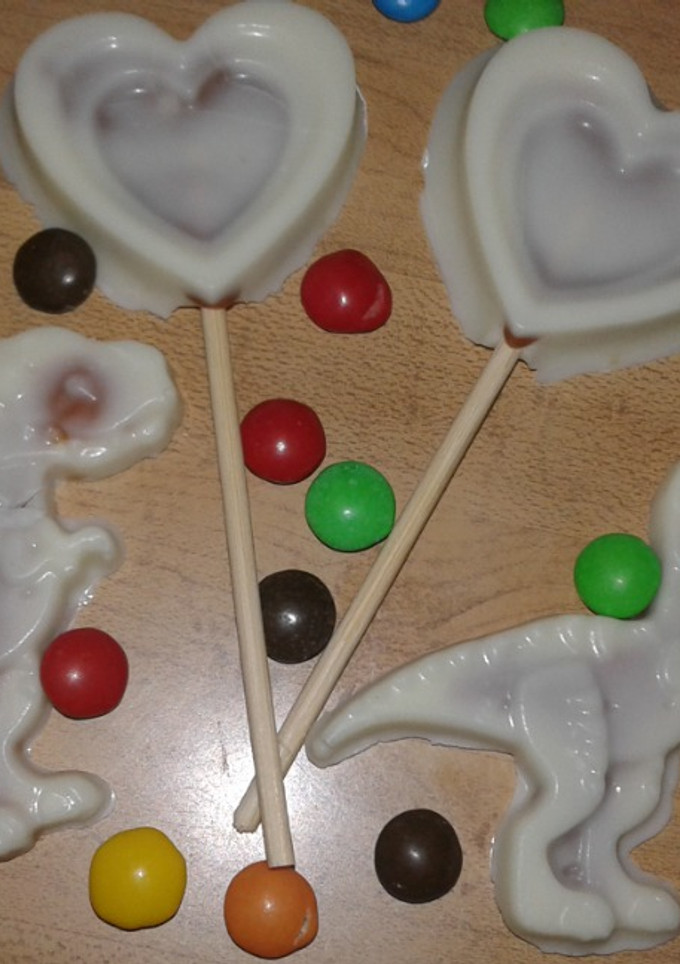 Una foto de Paletitas y bombones de chocolate relleno con dulce de leche 🍫🍭🍭🍫