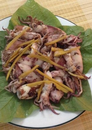 Hình của món Mực hấp Gừng cuốn lá lốt ngon cực.
