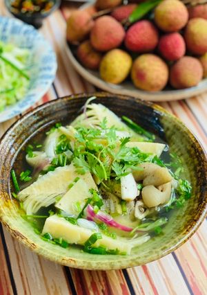 Hình của món Canh Giò Heo Nấu Măng Tươi.