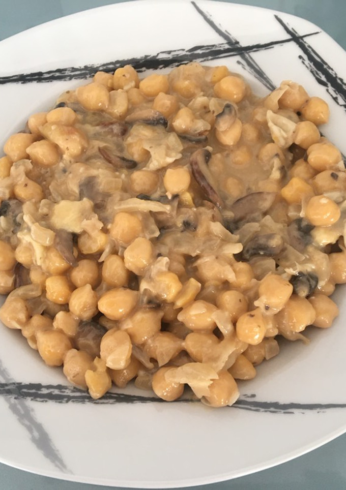 Una foto de Garbanzos con champiñones portobello y queso brie