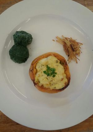 Una foto de Morrón relleno con timbal de espinaca