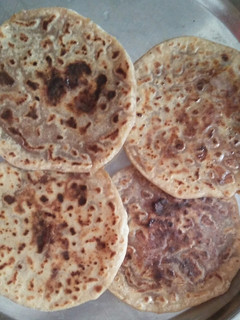 ખજૂર અંજીર વેડમી (Khajoor Anjeer Vedmi Recipe In Gujarati) રેસીપી મુખ્ય ફોટો
