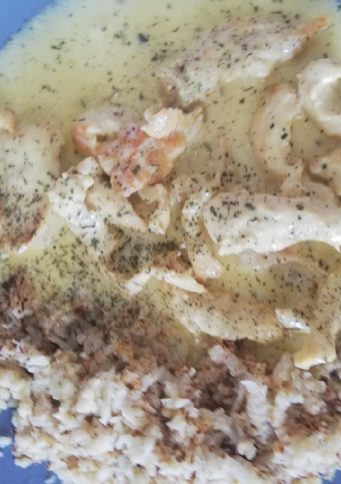 Una foto de Pollo al curry con arroz o con coliflor