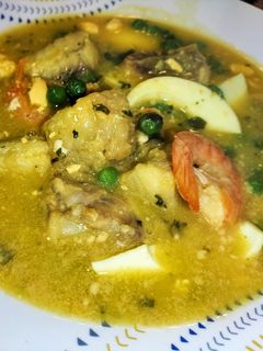 Una foto de Guiso de cola de rape con langostinos y huevo
