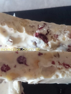 Una foto de Turrón de chocolate blanco y frutos secos con thermomix