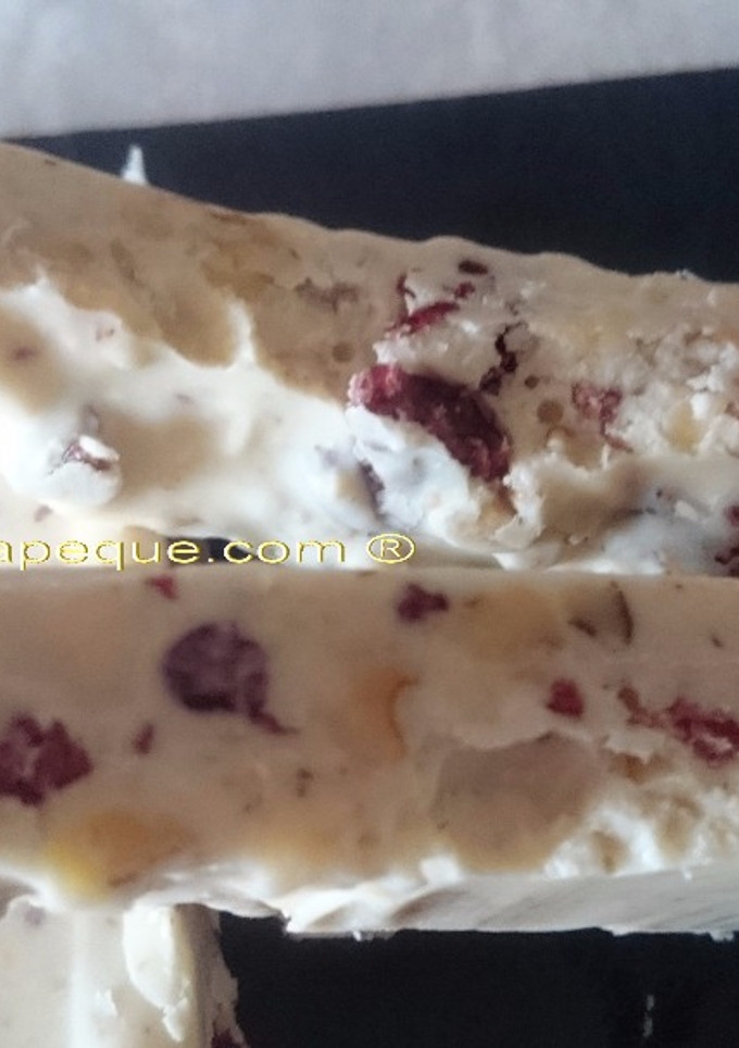 Una foto de Turrón de chocolate blanco y frutos secos con thermomix