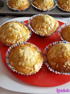 Una foto de Magdalenas de Nata y Almendras