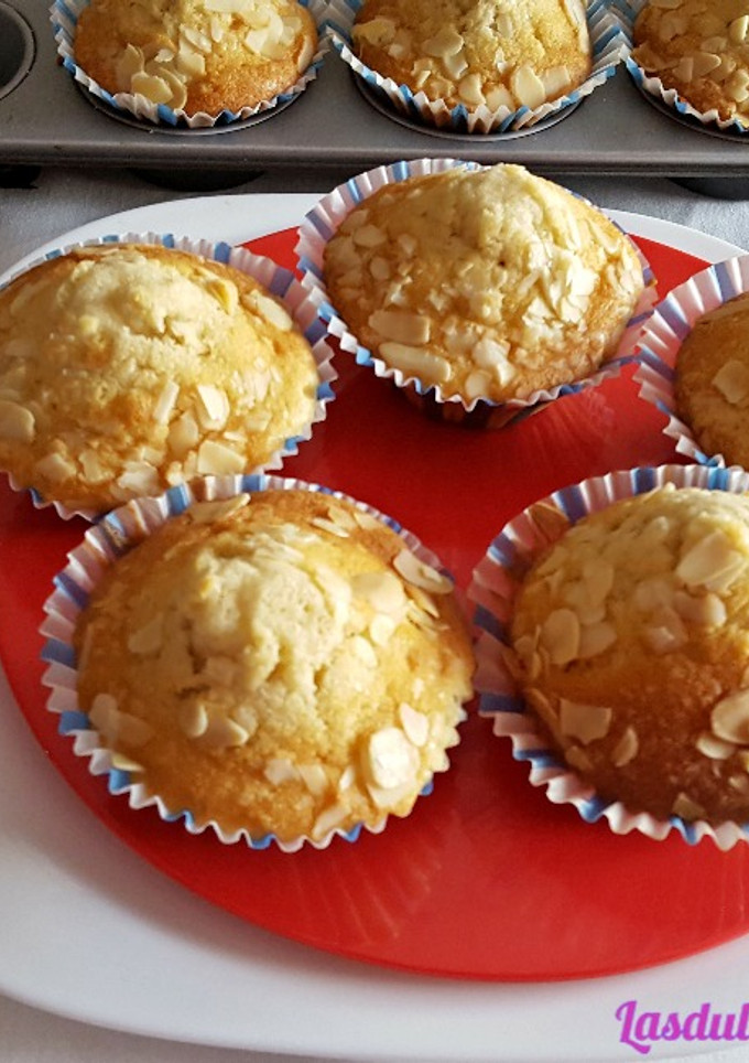 Una foto de Magdalenas de Nata y Almendras