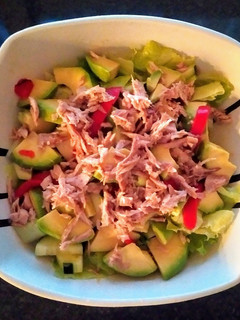 Una foto de Ensalada fresca de aguacate, pepino y ventresca