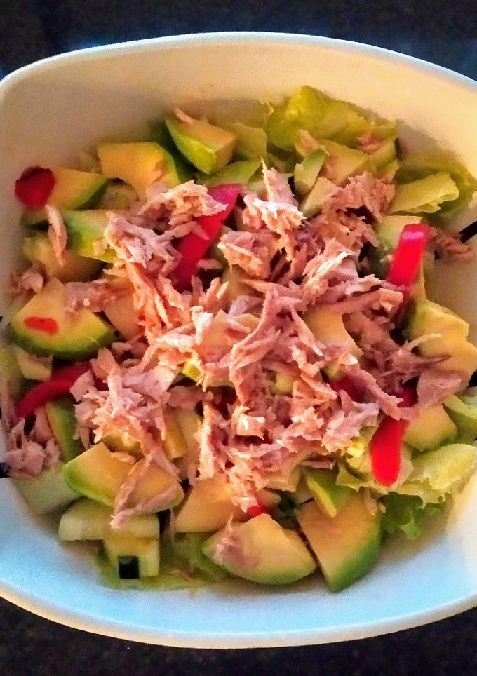Una foto de Ensalada fresca de aguacate, pepino y ventresca