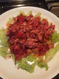 Ensalada fresca de pollo y vegetales variados