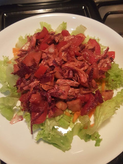 Una foto de Ensalada fresca de pollo y vegetales variados