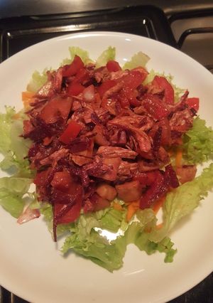 Una foto de Ensalada fresca de pollo y vegetales variados