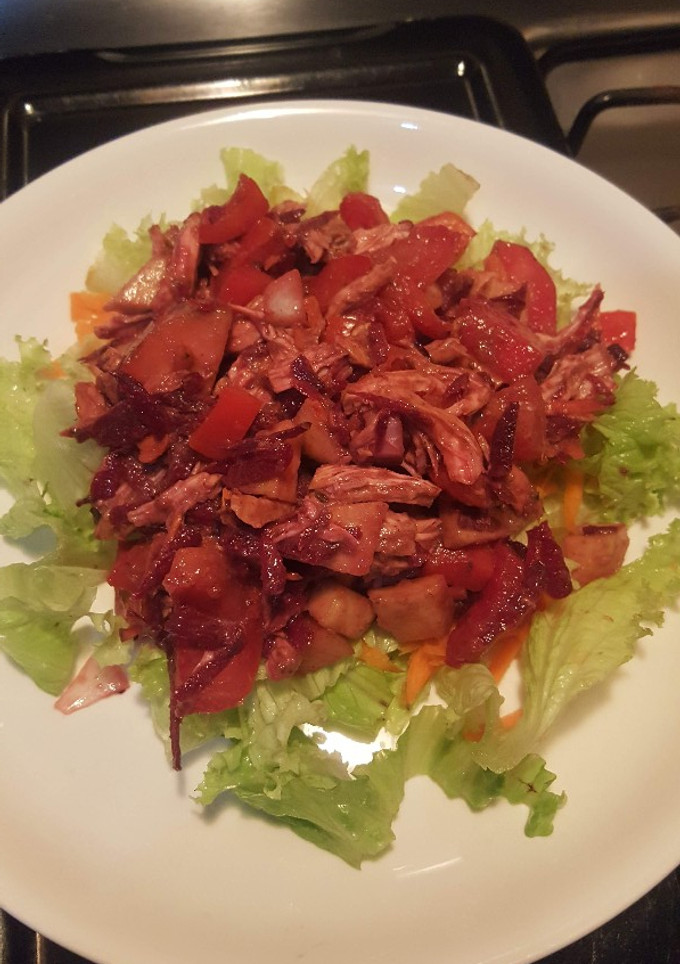 Una foto de Ensalada fresca de pollo y vegetales variados