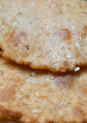 A picture of Urad dal ki Bedmi puri.