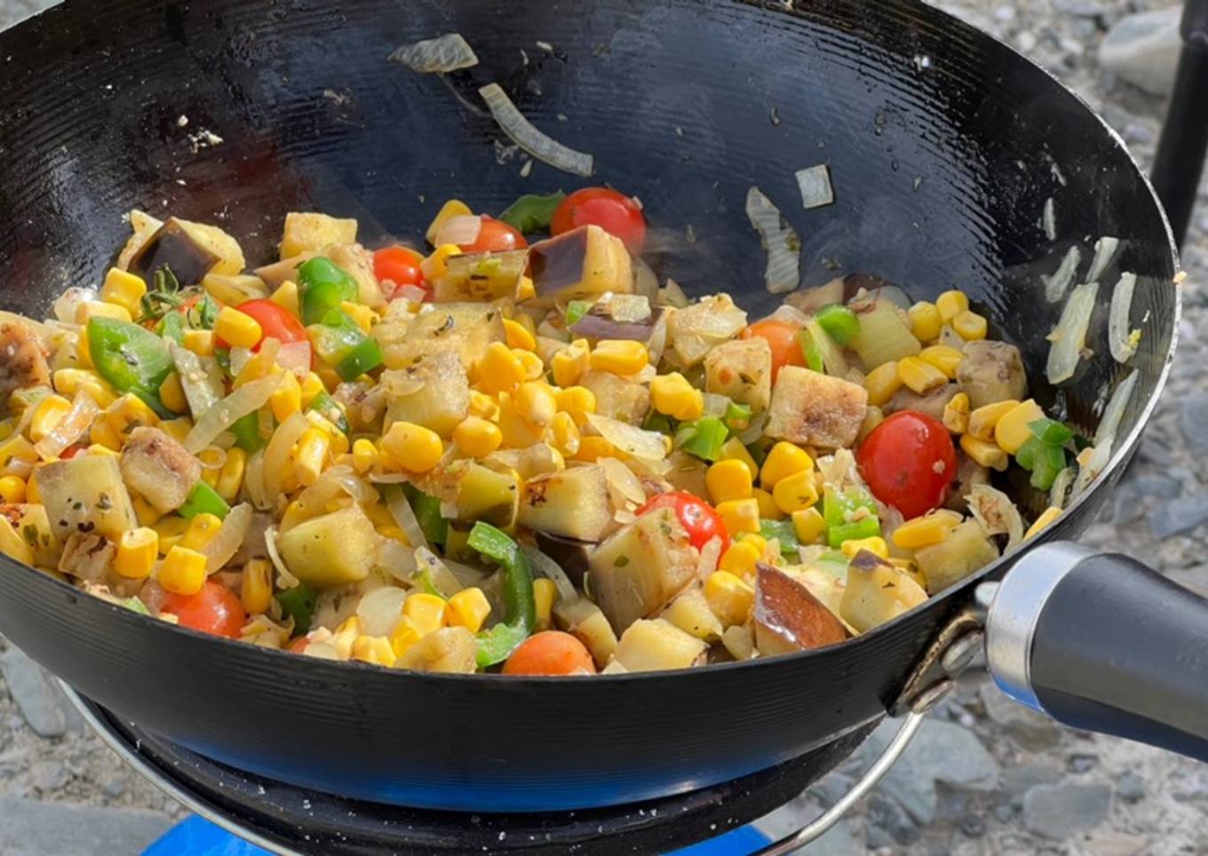 Wok de verduras en camping