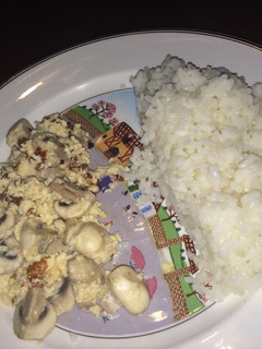Una foto de Revuelto de champiñones con arroz blanco