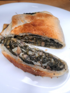 Una foto de Rulo de espinacas con queso de cabra y champiñones