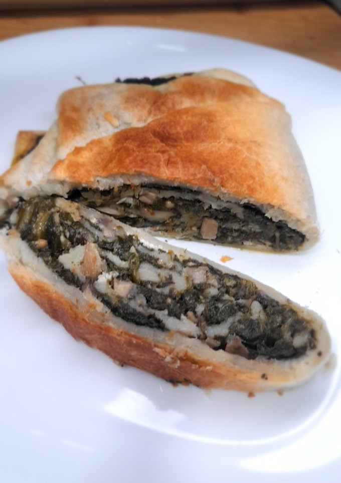 Una foto de Rulo de espinacas con queso de cabra y champiñones