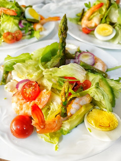 Una foto de Ensalada fresca de langostinos