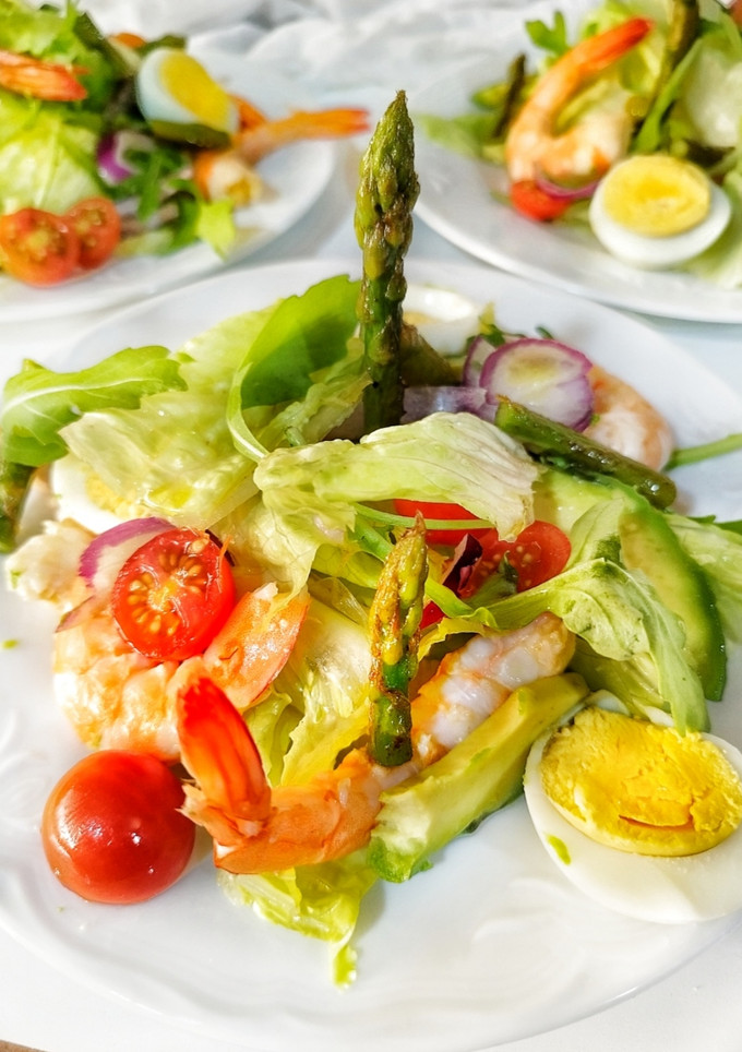 Una foto de Ensalada fresca de langostinos