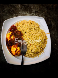 A picture of Palm oil sauce with indomie.