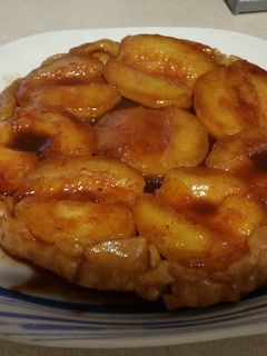 Una foto de Tatin de manzana con masa quebrada