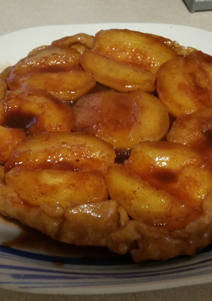 Una foto de Tatin de manzana con masa quebrada